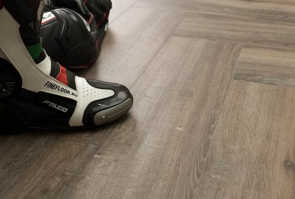 Мотоциклетный ботинок на полу