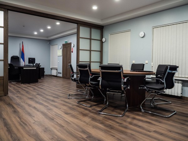 Переговорная зона в офисе с напольным покрытием Fine Floor декор FF-1462 Дуб Готланд